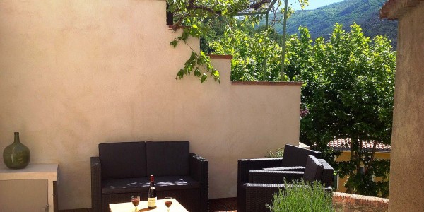 Très agréable terrasse avec verdure et montagnes autour de vous