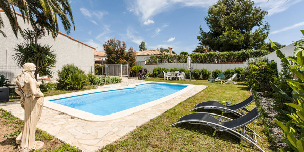 alenya-vacation-rental-swiming-pool-garden-exterior-sun-deckchairs