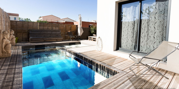 maison-de-vacances-alenya-piscine-terrasse-bois-transats-baie-vitree-soleil-vacances