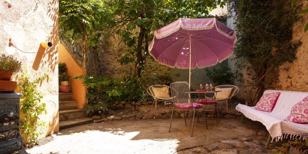 sorede-holiday-rental-courtyard-exterior-garden-terrace-shade